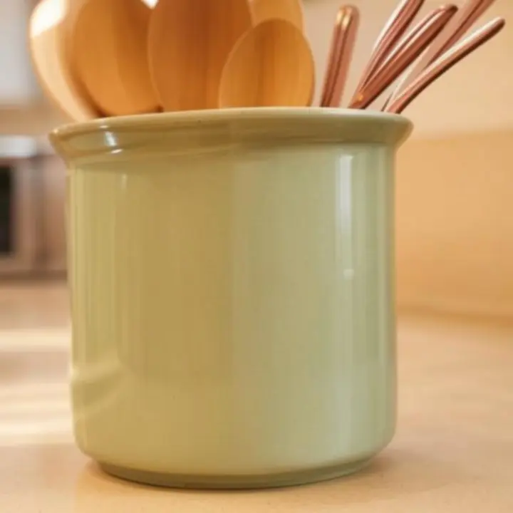 Minimalistyczne ustawienie przyborów kuchennych na ściennych magnetycznych listwach